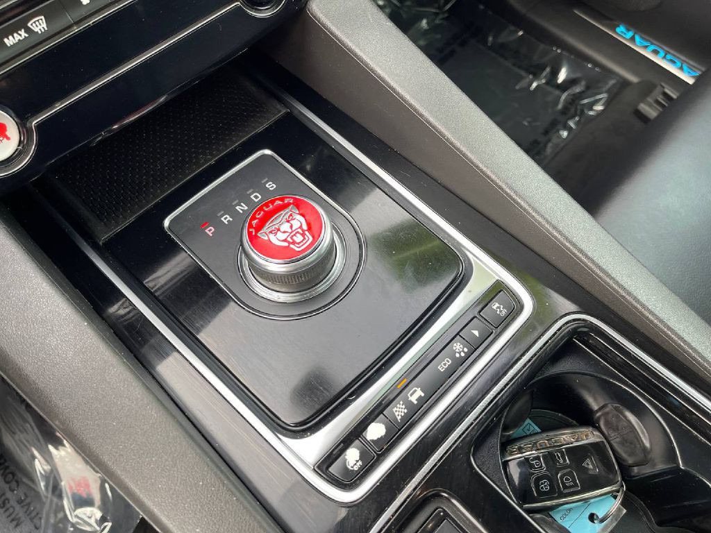 2019 Jaguar F-PACE Image 38