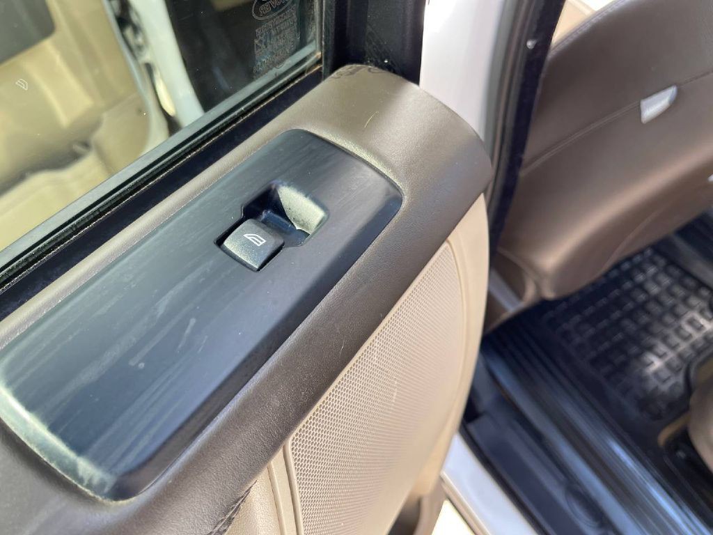 2013 Land Rover LR4 Image 17