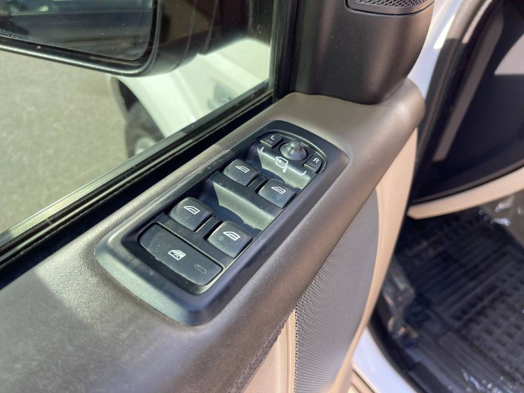 2013 Land Rover LR4 Image 39