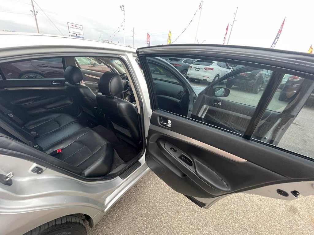 2011 INFINITI G37 Image 13