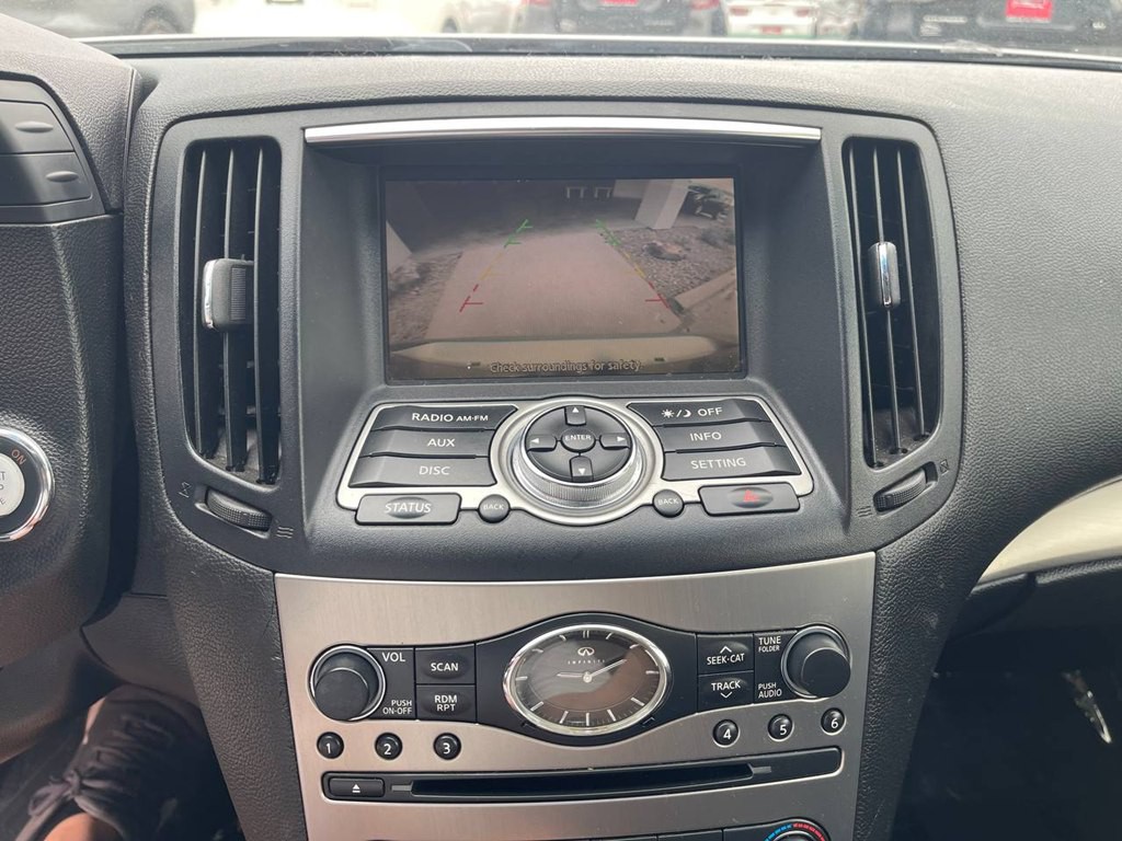 2011 INFINITI G37 Image 32