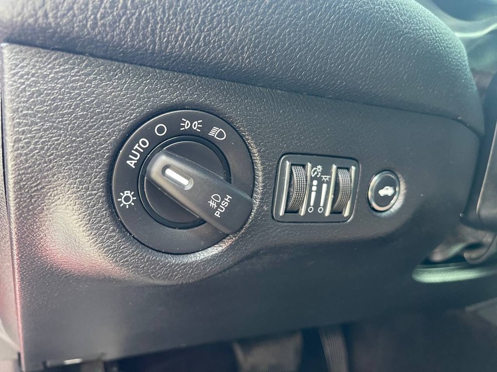2016 Dodge Challenger Image 25
