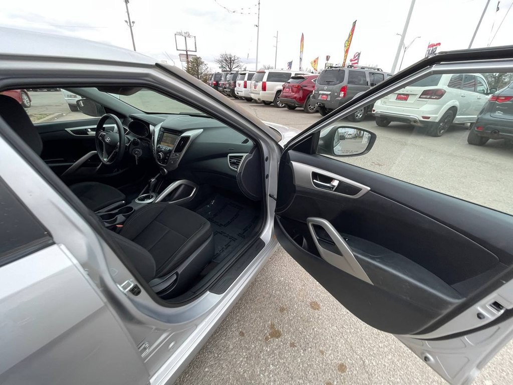 2016 Hyundai Veloster Image 12