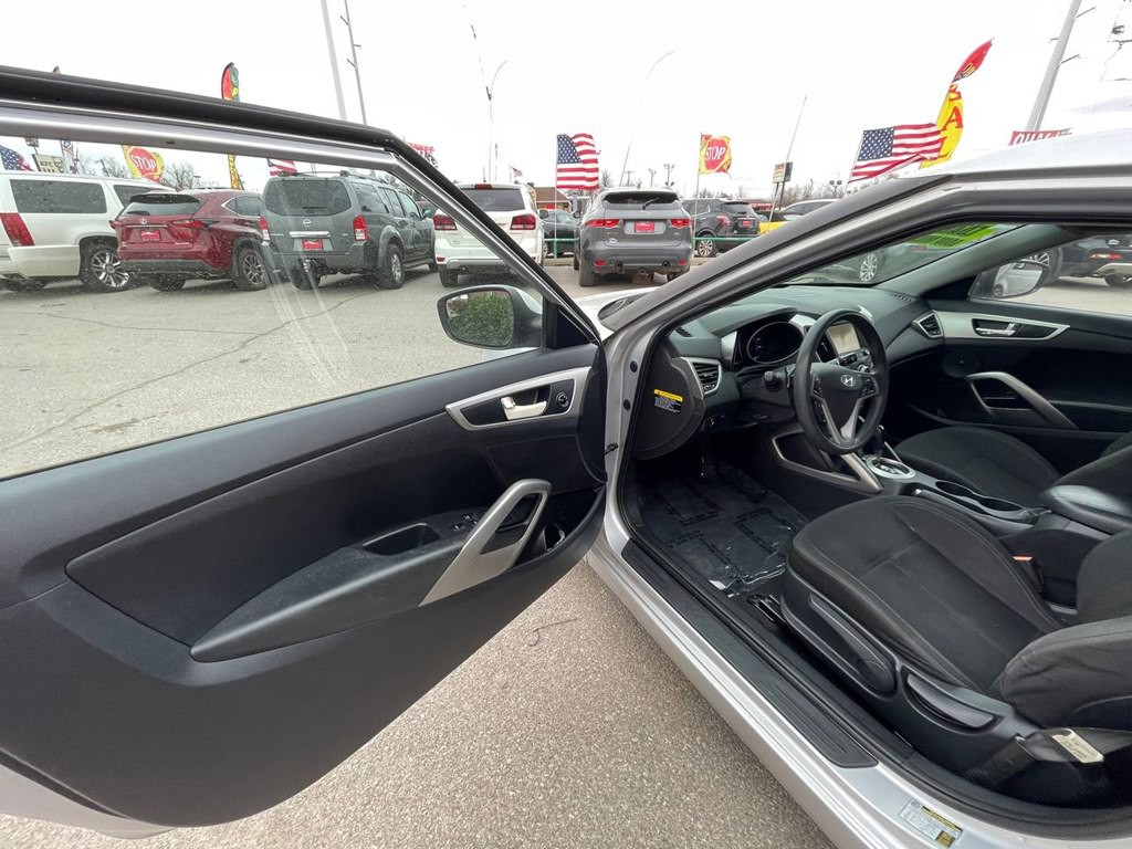2016 Hyundai Veloster Image 16