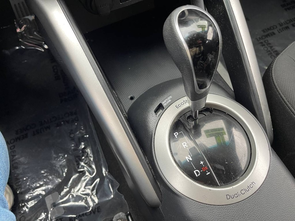 2016 Hyundai Veloster Image 28
