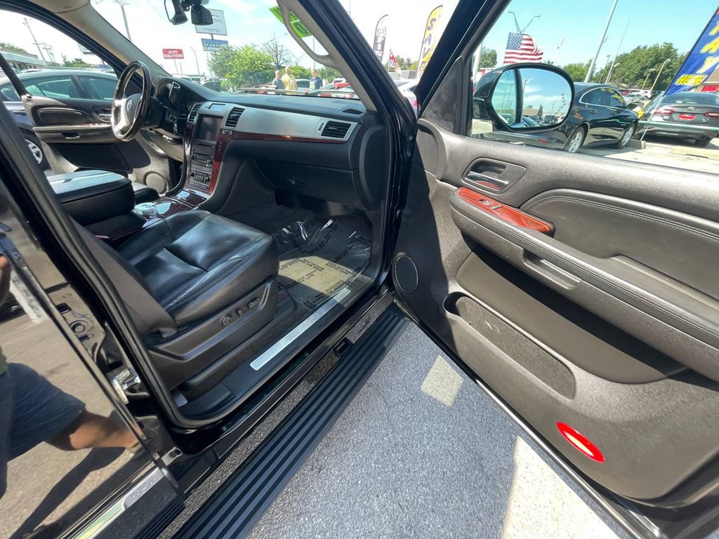 2008 Cadillac Escalade Image 32