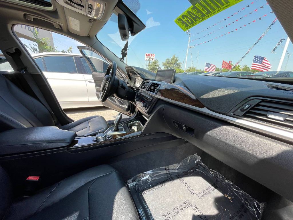 2015 BMW 3 Series Image 25