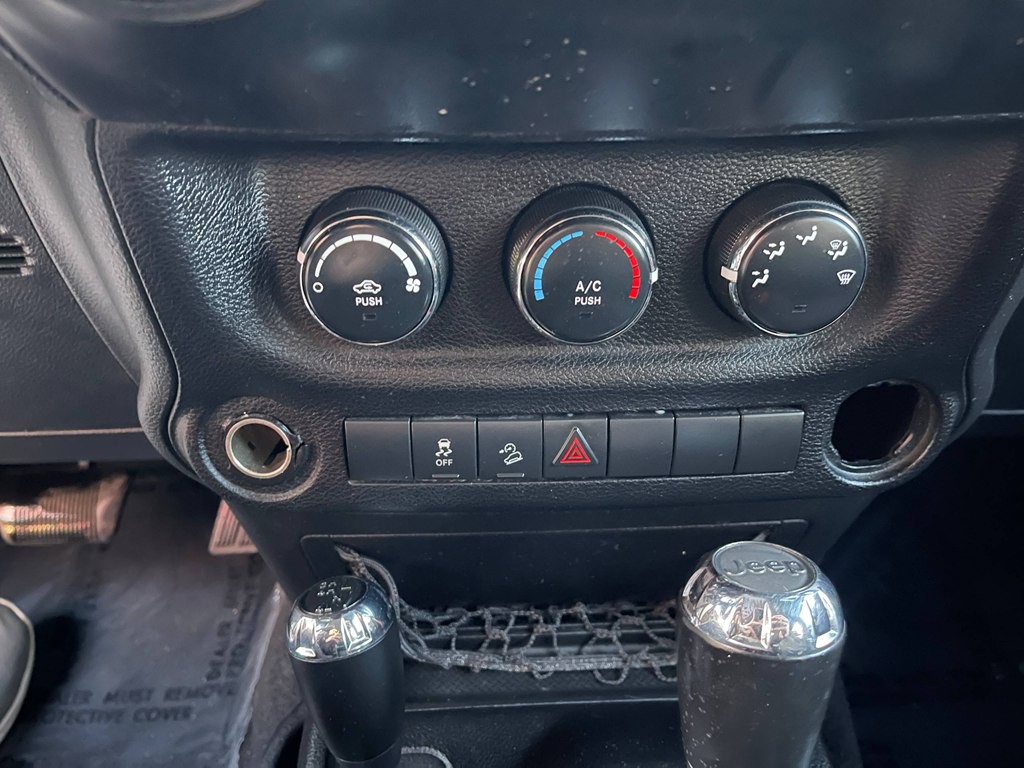 2011 Jeep Wrangler Image 21