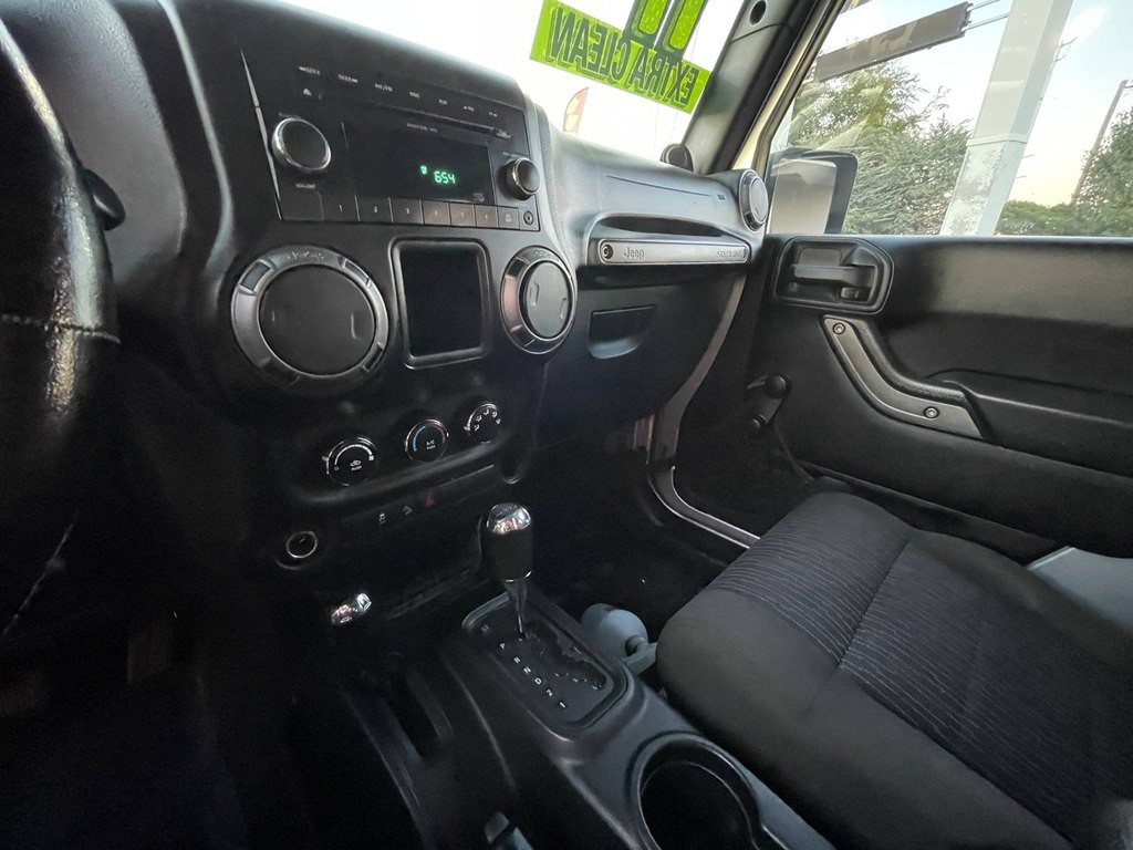 2011 Jeep Wrangler Image 25