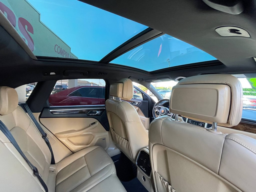 2018 Porsche Macan Image 16