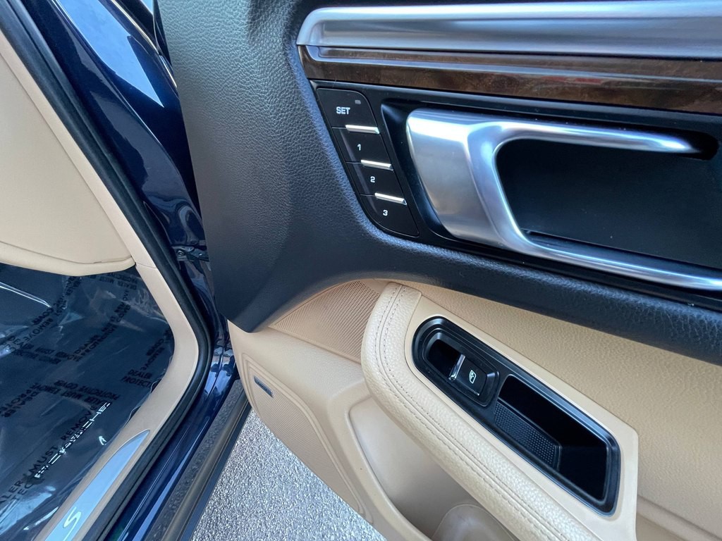 2018 Porsche Macan Image 20