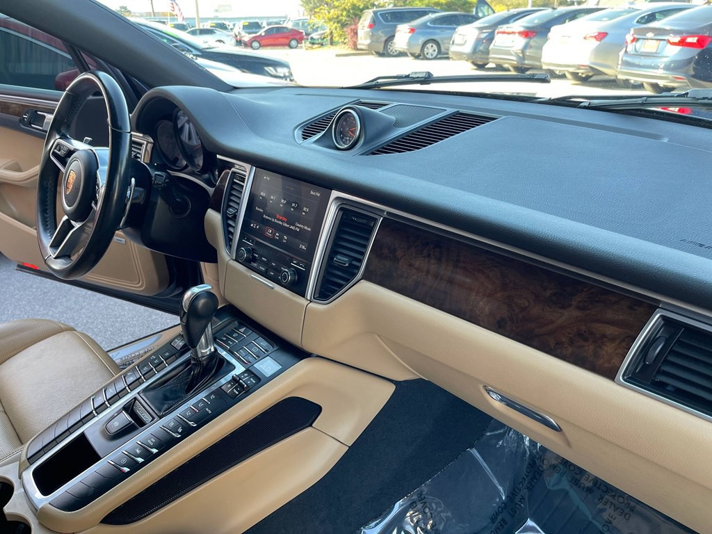 2018 Porsche Macan Image 24