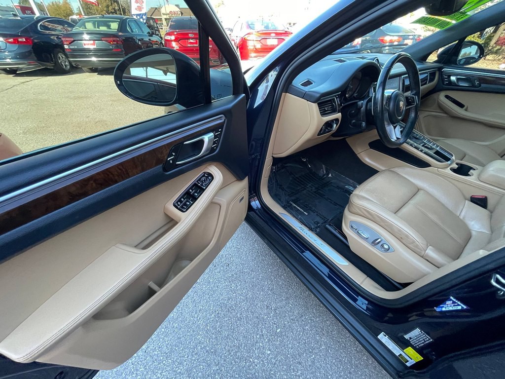 2018 Porsche Macan Image 25