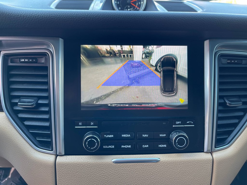 2018 Porsche Macan Image 36