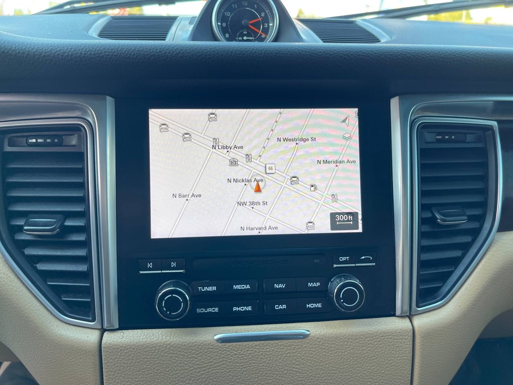 2018 Porsche Macan Image 37