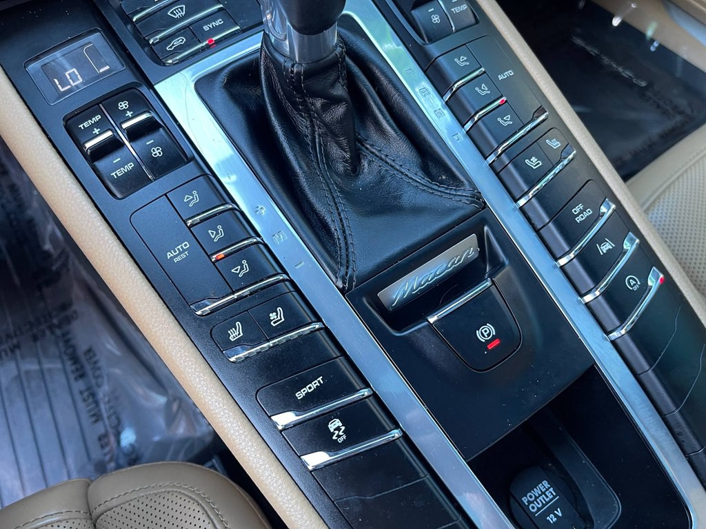 2018 Porsche Macan Image 40