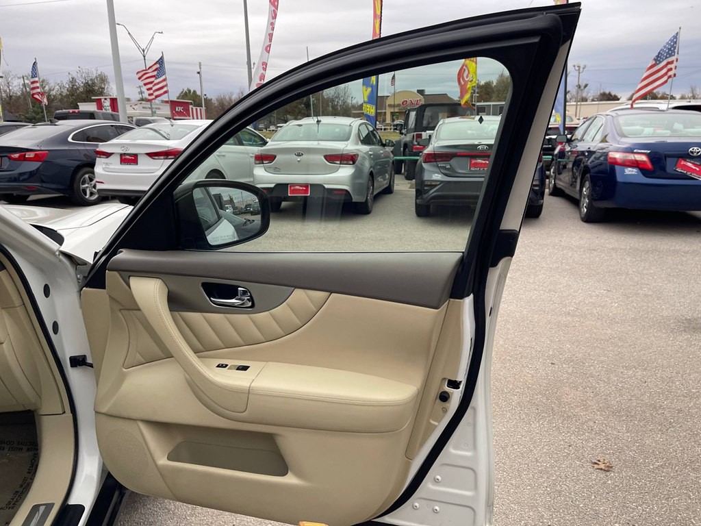 2015 INFINITI QX70 Image 6