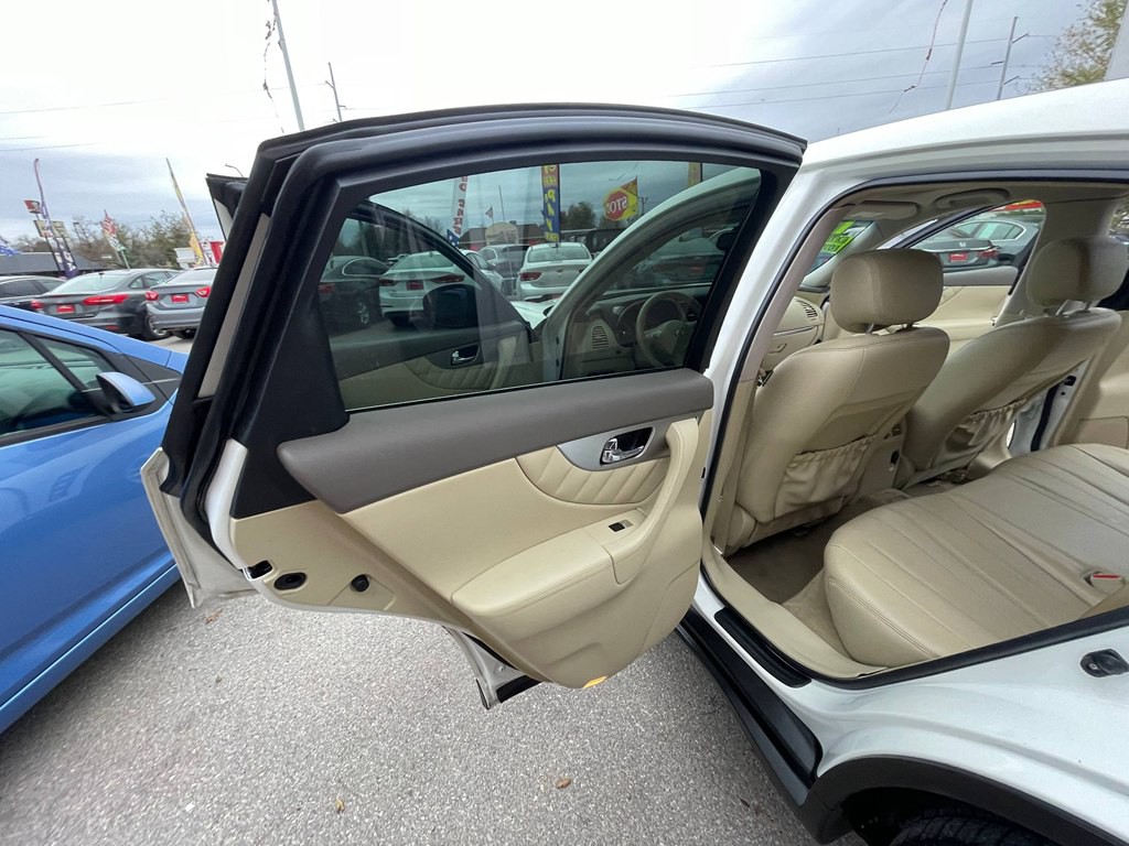 2015 INFINITI QX70 Image 8