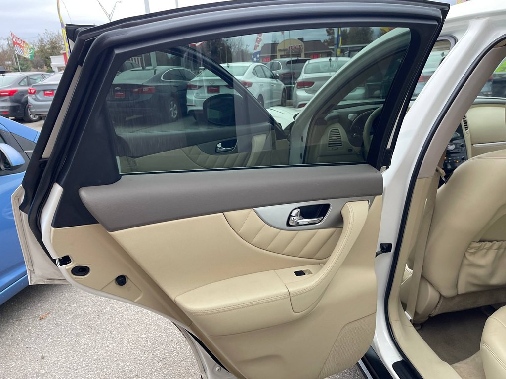 2015 INFINITI QX70 Image 9