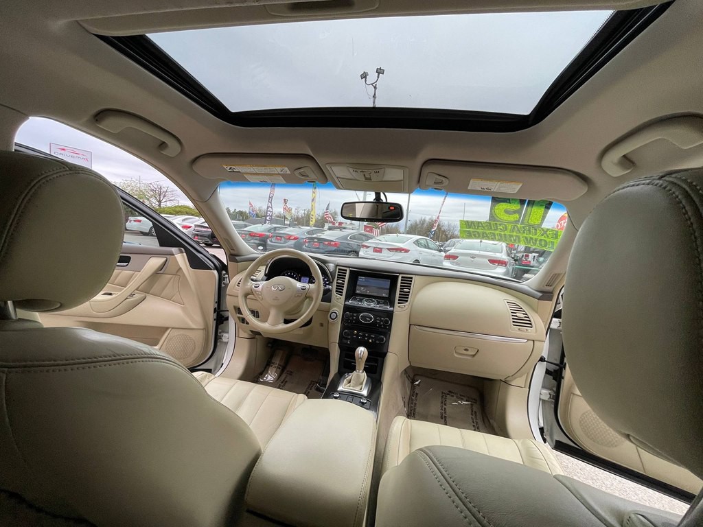 2015 INFINITI QX70 Image 17