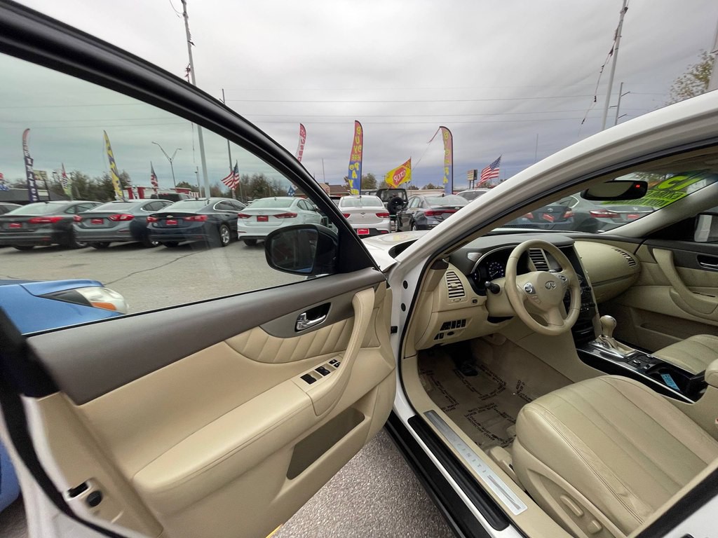 2015 INFINITI QX70 Image 25