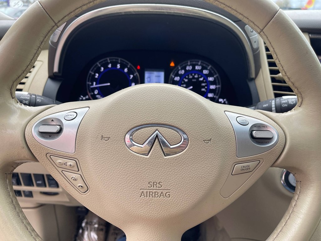 2015 INFINITI QX70 Image 29