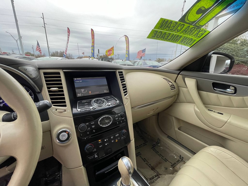 2015 INFINITI QX70 Image 30