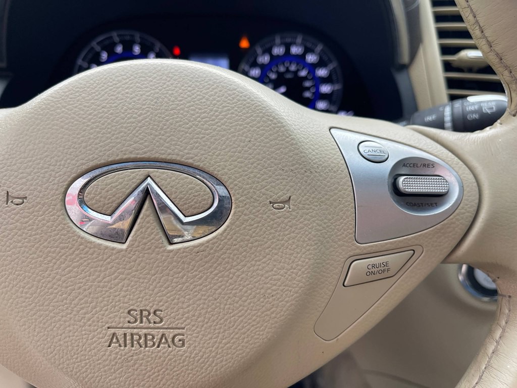 2015 INFINITI QX70 Image 32