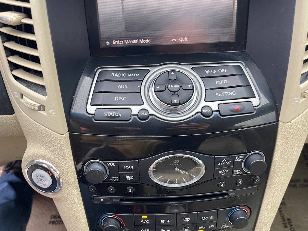 2015 INFINITI QX70 Image 40