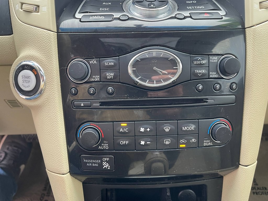 2015 INFINITI QX70 Image 41