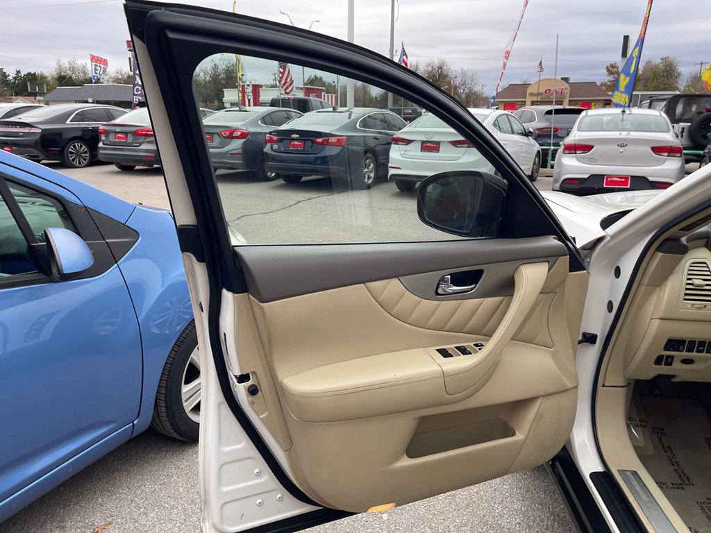 2015 INFINITI QX70 Image 10
