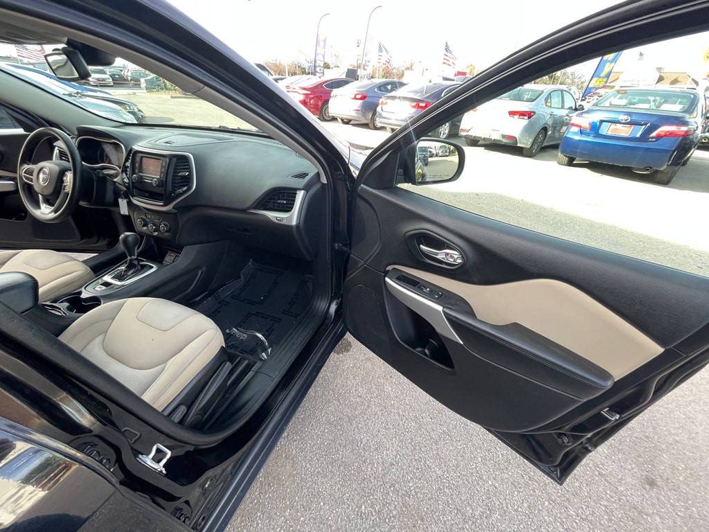 2017 Jeep Cherokee Image 16