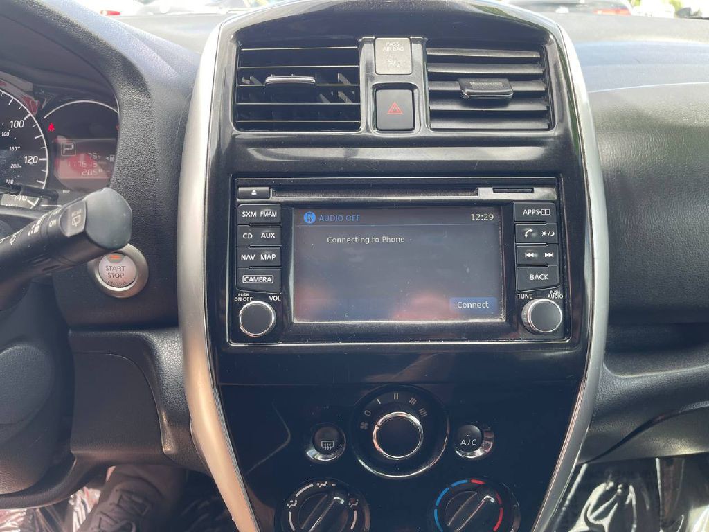 2015 Nissan Versa Image 32