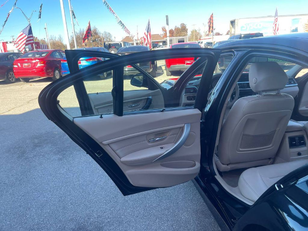 2013 BMW 3 Series Image 9