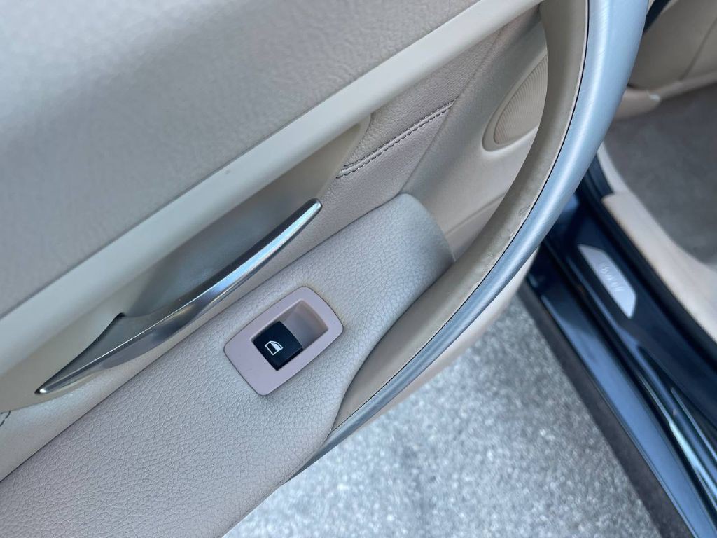 2013 BMW 3 Series Image 12