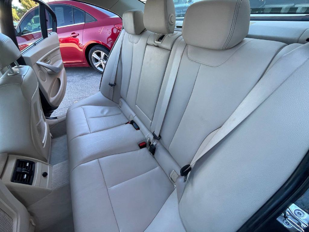 2013 BMW 3 Series Image 13