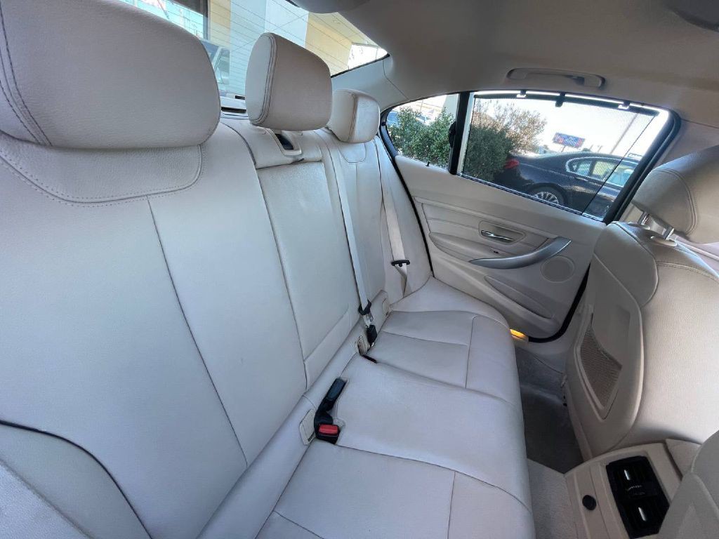 2013 BMW 3 Series Image 16