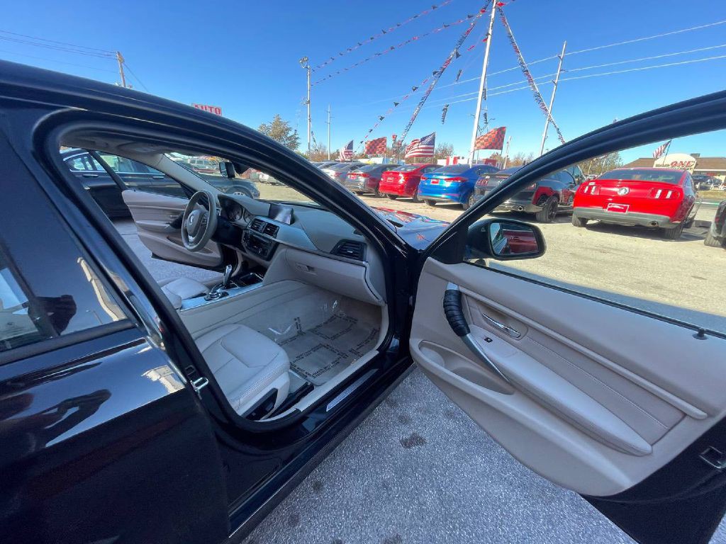 2013 BMW 3 Series Image 19