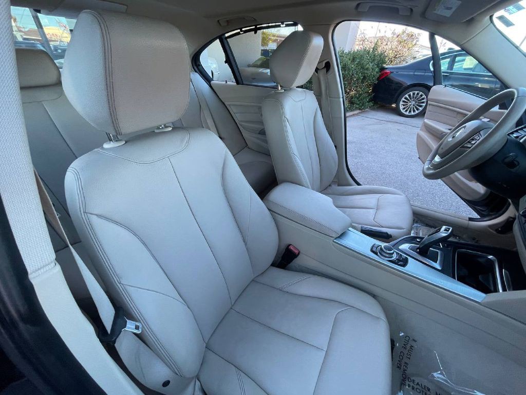 2013 BMW 3 Series Image 21