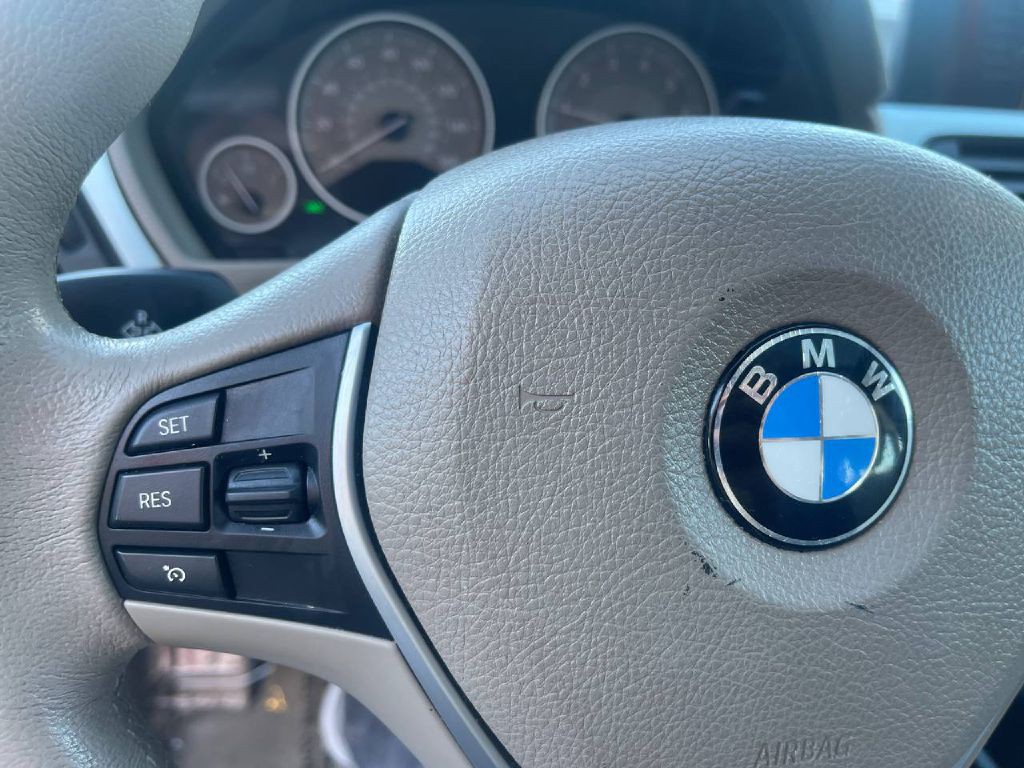 2013 BMW 3 Series Image 32