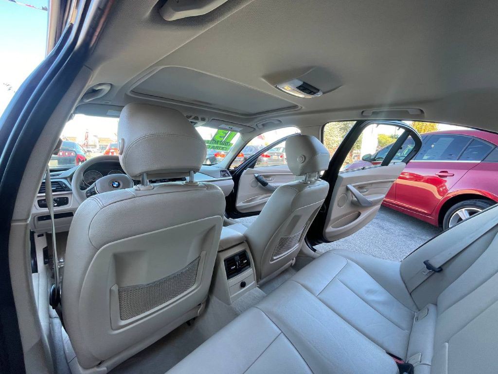 2013 BMW 3 Series Image 12