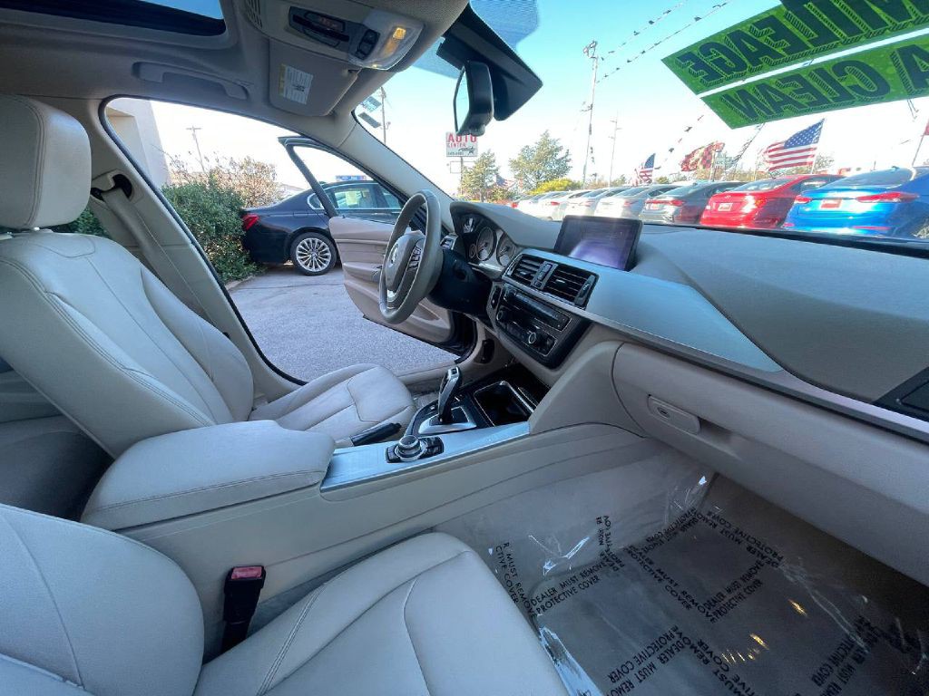 2013 BMW 3 Series Image 21