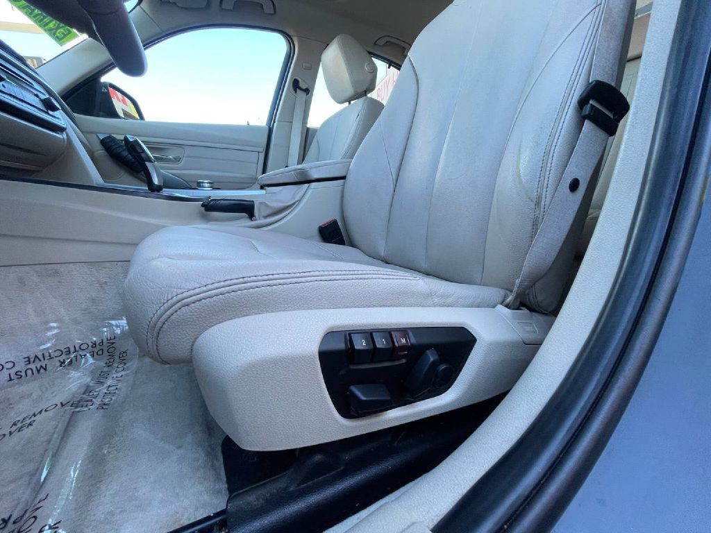 2013 BMW 3 Series Image 23