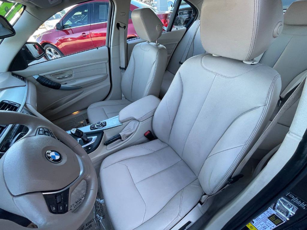 2013 BMW 3 Series Image 25