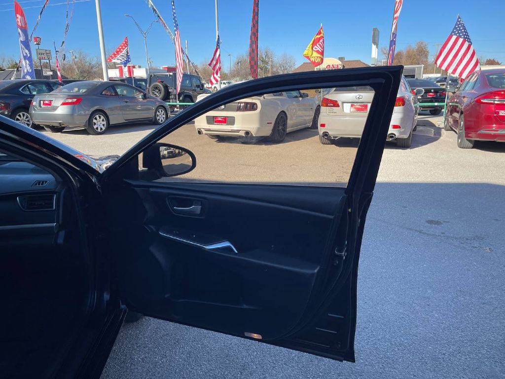 2017 Toyota Camry Image 6