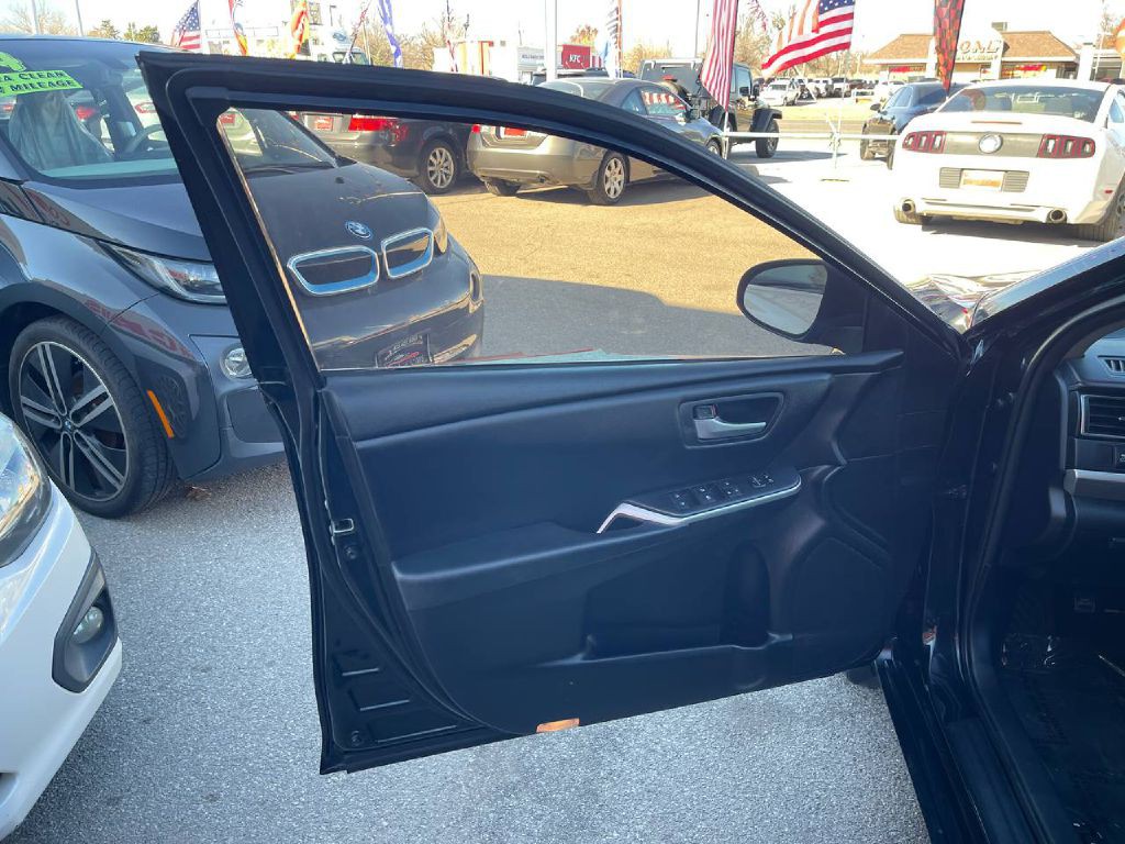2017 Toyota Camry Image 8
