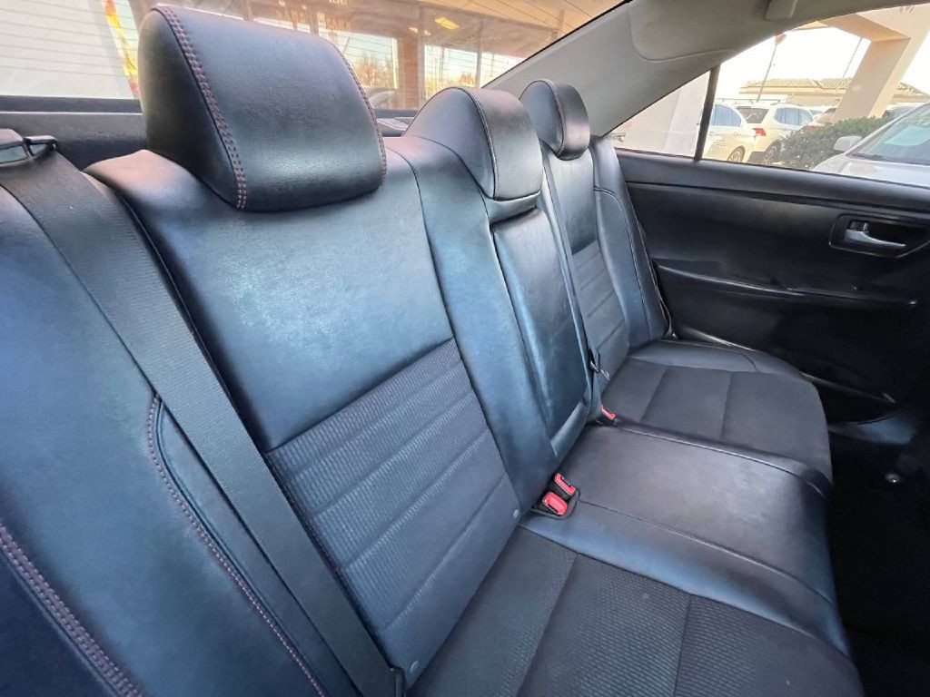 2017 Toyota Camry Image 16