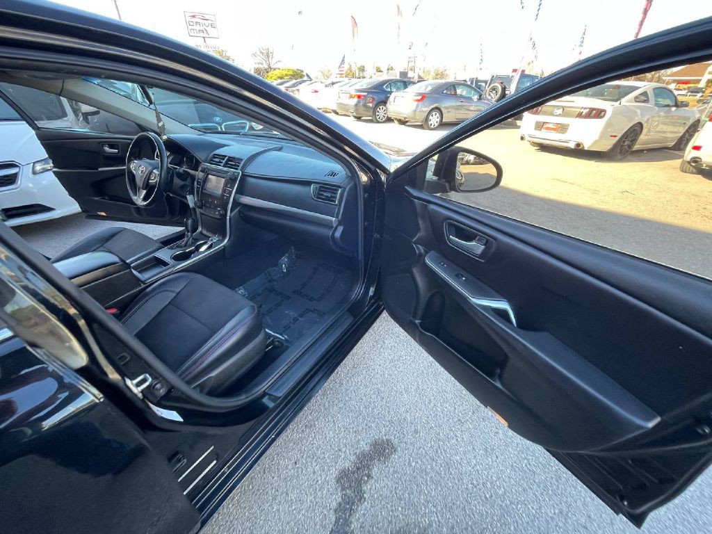 2017 Toyota Camry Image 18