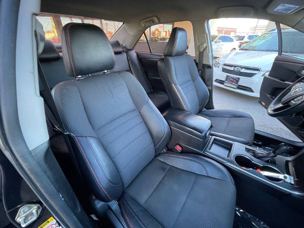2017 Toyota Camry Image 20