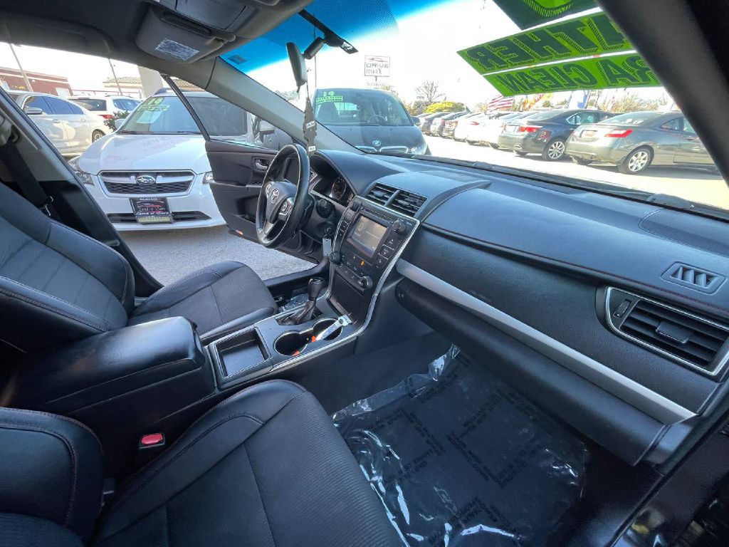 2017 Toyota Camry Image 21